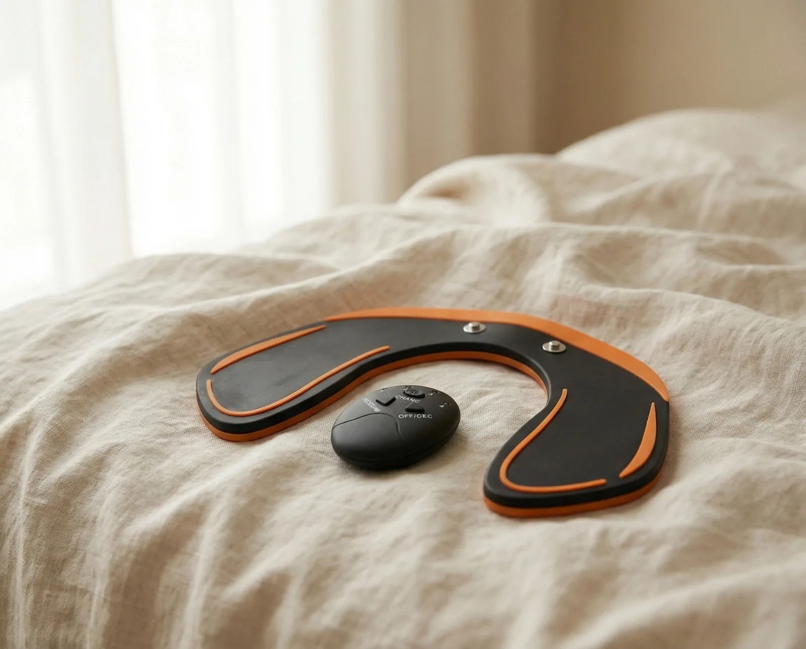 EMS bekkenbodemtrainer met draadloze afstandsbediening op beige linnen